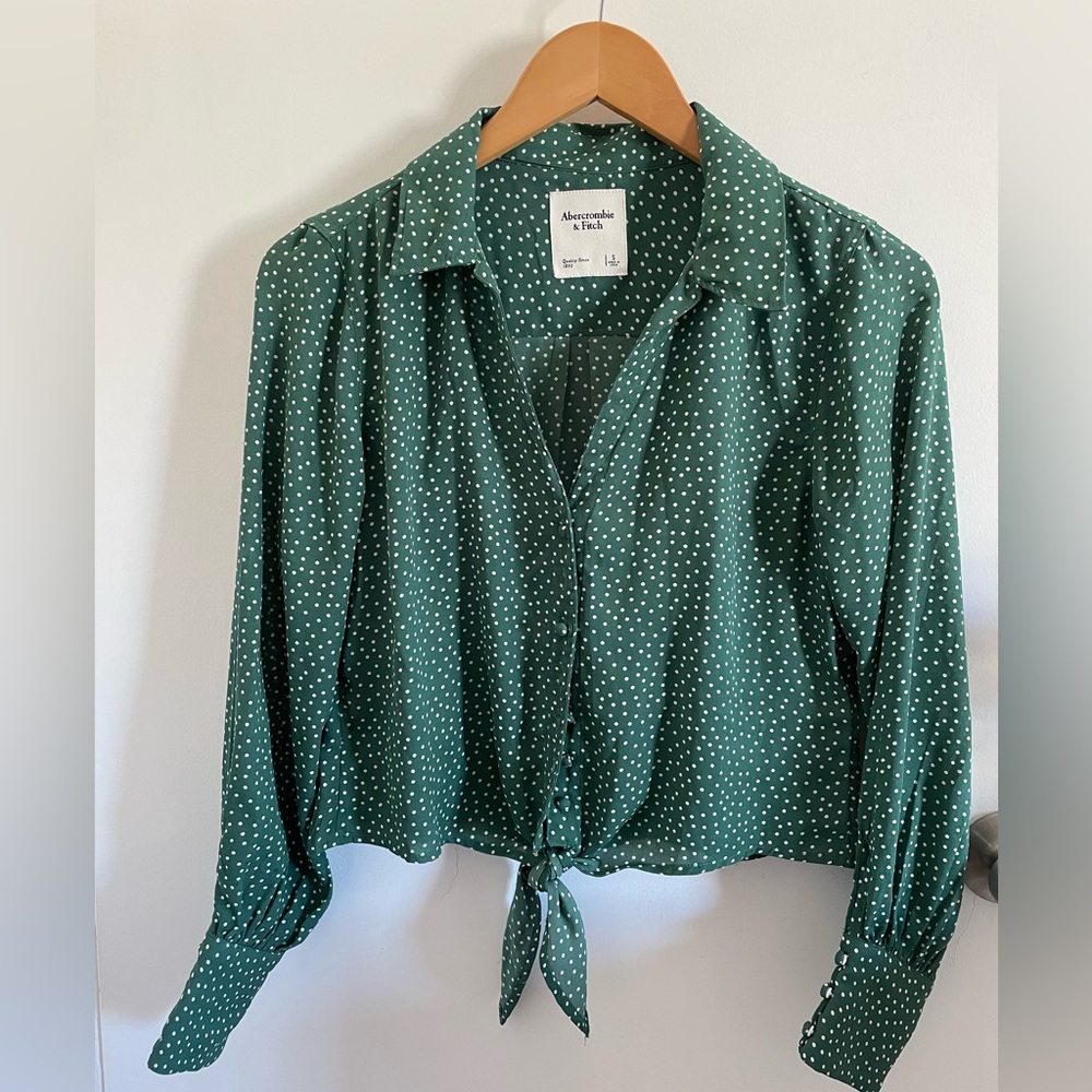 Abercrombie & Fitch 🍀 Green Polka Dot Tie-front shirt